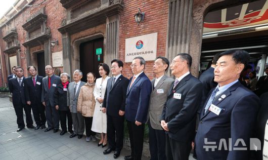 [상하이=뉴시스] 최동준 기자 = 중국을 국빈 방문 중인 이재명 대통령과 김혜경 여사가 7일(현지 시간) 상하이 임시정부청사 기념관에서 열린 대한민국 임시정부 상하이 청사 100주년 기념식에서 참석자들과 기념촬영을 하고 있다. 왼쪽부터 유화(유기선 선생의 후손), 호패중(오영선 선생의 후손), 김광릉(김복형 선생의 후손), 저리정(저보성 선생의 후손), 김계생(김택영 선생의 후손), 최위자(최중호 선생의 후손), 김혜경 여사,이재명 대통령, 천징 상하이시 인민대표대회 상무위원회 부주임, 김장생(김세준 선생의 후손), 소희령(소경화 선생의 후손), 안성진(안치삼 선생의 후손). 2026.01.07. photocdj@newsis.com