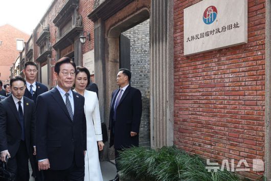[상하이=뉴시스] 최동준 기자 = 중국을 국빈 방문 중인 이재명 대통령과 김혜경 여사가 7일(현지 시간) 상하이 임시정부청사 기념관에서 열린 대한민국 임시정부 상하이 청사 100주년 기념식에 입장하고 있다. 2026.01.07. photocdj@newsis.com
