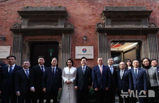 [상하이=뉴시스] 최동준 기자 = 중국을 국빈 방문 중인 이재명 대통령과 김혜경 여사가 7일(현지 시간) 상하이 임시정부청사 기념관에서 열린 대한민국 임시정부 상하이 청사 100주년 기념식에서 참석자들과 기념촬영을 하고 있다. 김용범(왼쪽 두번째부터) 정책실장, 백범 김구 선생의 증손 김용만 더불어민주당 의원, 권오을 국가보훈부 장관, 김혜경 여사, 이재명 대통령, 천징 상하이시 인민대표대회 상무위원회 부주임, 조현 외교부 장관, 위성락 안보실장. 2026.01.07. photocdj@newsis.com