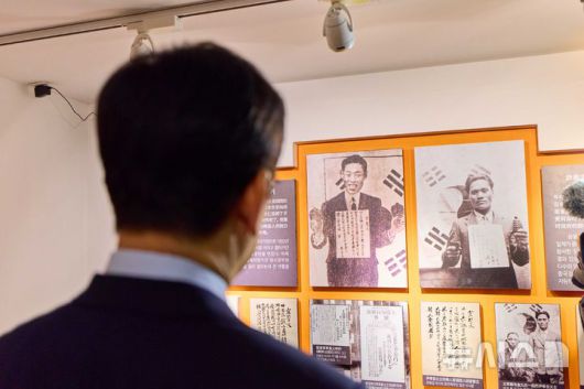 [상하이=뉴시스] 최동준 기자 = 중국을 국빈 방문 중인 이재명 대통령이 7일(현지 시간) 상하이 임시정부청사 기념관에서 열린 대한민국 임시정부 상하이 청사 100주년 기념식에서 기념관을 둘러보고 있다. (공동취재) 2026.01.07. photocdj@newsis.com