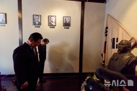 [상하이=뉴시스] 최동준 기자 = 중국을 국빈 방문 중인 이재명 대통령이 7일(현지 시간) 상하이 임시정부청사 기념관에서 열린 대한민국 임시정부 상하이 청사 100주년 기념식에서 백범 김구 선생 흉상에 묵념하고 있다. (공동취재) 2026.01.07. photocdj@newsis.com