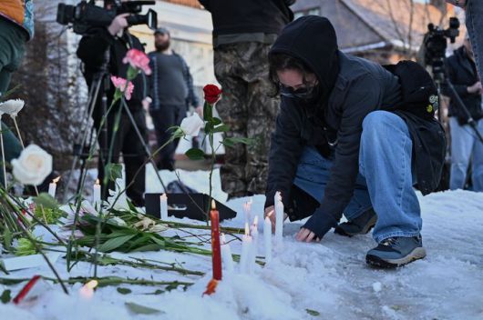 [미니애폴리스=AP/뉴시스] 7일(현지 시간) 미 미네소타주 미니애폴리스에서 이민세관단속국(ICE)을 피해 차량으로 도주하려던 30대 백인 여성이 사살되는 사건이 발생한 가운데 현장을 찾은 시민들이 고인을 추모하고 있다.  2026.01. 23.