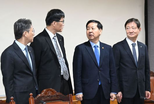 [서울=뉴시스] 사진은 구윤철 경제부총리 겸 재정경제부 장관이 지난 8일 서울 중구 은행연합회에서 열린 시장상황점검회의에 앞서 기념촬영을 하고 있는 모습. 왼쪽부터 권대영 금융위 부위원장, 이창용 한국은행 총재, 구윤철 부총리, 이찬진 금융감독원장. (사진=재정경제부 제공) 2026.01.08. photo@newsis.com *재판매 및 DB 금지