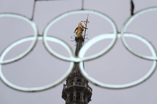 [밀라노=AP/뉴시스] 9일(현지 시간) 이탈리아 밀라노 두오모 성당 인근에 올림픽 오륜이 설치돼 있다. 오는 2월 6일부터 22일까지 2026 밀라노·코르티나담페초 동계올림픽이 열리며 약 90개 국가올림픽위원회(NOC)의 선수단 2900여 명이 참가해 8개 종목, 16개 세부 종목에서 116개의 금메달을 놓고 경쟁한다. 2026.01.23.