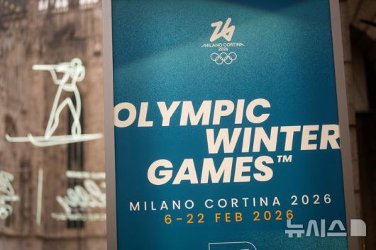 [밀라노=AP/뉴시스] 9일(현지 시간) 이탈리아 밀라노 두오모 성당 인근에 2026 밀라노·코르티나담페초 동계올림픽 픽토그램이 설치돼 있다. 2026.01.23.