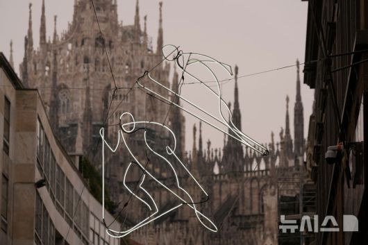 [밀라노=AP/뉴시스] 9일(현지 시간) 이탈리아 밀라노 두오모 성당 인근에 2026 밀라노·코르티나담페초 동계올림픽 픽토그램이 설치돼 있다. 2026.01.23.