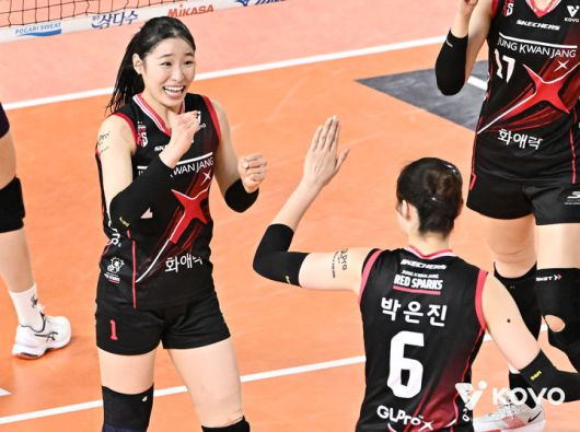[서울=뉴시스] 여자 프로배구 정관장의 인쿠시가 4일 대전충무체육관에서 열린 진에어 2025~2026 V-리그 여자부 흥국생명과의 경기에서 득점한 뒤 기뻐하고 있다. (사진=KOVO 제공) 2026.01.04. *재판매 및 DB 금지