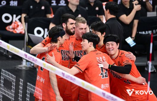 [서울=뉴시스] 남자 프로배구 OK저축은행 선수단이 9일 부산강서체육관에서 열린 진에어 2025~2026 V-리그 남자부 현대캐피탈과의 경기에서 득점에 성공한 뒤 기뻐하고 있다. (사진=KOVO 제공) 2026.01.09.