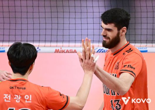 [서울=뉴시스] 남자 프로배구 OK저축은행 디미트로프가 9일 부산강서체육관에서 열린 진에어 2025~2026 V-리그 남자부 현대캐피탈과의 경기에서 득점에 성공한 뒤 기뻐하고 있다. (사진=KOVO 제공) 2026.01.09.