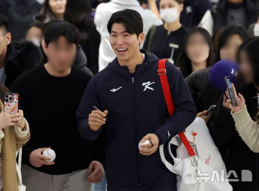[인천공항=뉴시스] 홍효식 기자 = 대한민국 야구국가대표팀 김혜성이 9일 미국령 사이판에서 열리는 2026 월드베이스볼클래식(WBC) 1차 캠프 전지훈련에 참가하기 위해 인천국제공항 제1터미널을 통해 출국하고 있다. 2026.01.09. yesphoto@newsis.com