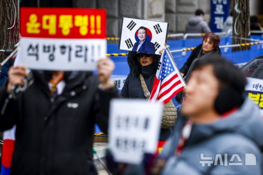 [서울=뉴시스] 정병혁 기자 = 12.3 비상계염 관련 내란 우두머리 혐의를 받는 윤석열 전 대통령의 결심공판이 진행 중인 가운데 9일 서울 서초구 서울중앙지방법원 앞에서 윤 전 대통령의 지지자들이 모여 있다. 2026.01.09. jhope@newsis.com