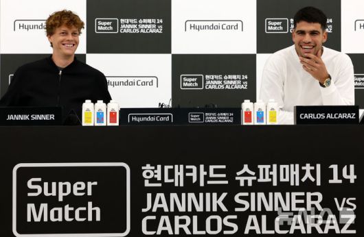[서울=뉴시스] 이영환 기자 = 남자 테니스 세계랭킹 1위 카를로스 알카라스(스페인)와 2위 얀니크 신네르(이탈리아)가 9일 오후 서울 영등포구 현대카드에서 열린 슈퍼매치 14 사전 기자회견에 참석해 미소를 짓고 있다. 2026.01.09. 20hwan@newsis.com