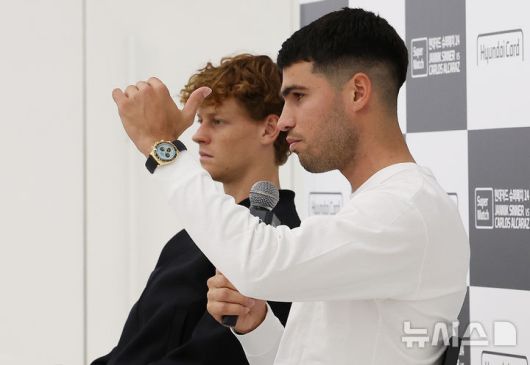 [서울=뉴시스] 이영환 기자 = 남자 테니스 세계랭킹 1위 카를로스 알카라스(스페인)가 9일 오후 서울 영등포구 현대카드에서 열린 슈퍼매치 14 사전 기자회견에 참석해 취재진의 질문에 답하고 있다. 왼쪽은 세계랭킹 2위 얀니크 신네르(이탈리아).  2026.01.09. 20hwan@newsis.com