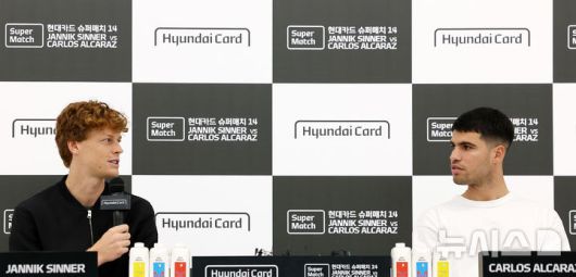 [서울=뉴시스] 이영환 기자 = 남자 테니스 세계랭킹 2위 얀니크 신네르(이탈리아)가 9일 오후 서울 영등포구 현대카드에서 열린 슈퍼매치 14 사전 기자회견에 참석해 소감을 전하고 있다. 오른쪽은 세계랭킹 1위 카를로스 알카라스(스페인). 2026.01.09. 20hwan@newsis.com