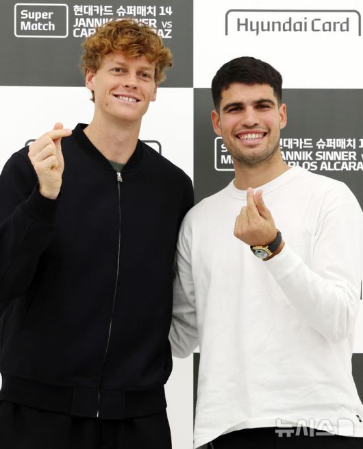 [서울=뉴시스] 이영환 기자 = 남자 테니스 세계랭킹 1위 카를로스 알카라스(스페인)와 2위 얀니크 신네르(이탈리아)가 9일 오후 서울 영등포구 현대카드에서 열린 슈퍼매치 14 사전 기자회견에서 기념촬영을 하고 있다. 2026.01.09. 20hwan@newsis.com