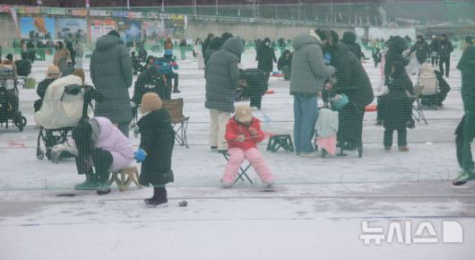 [화천=뉴시스]서백 기자=주말을 맞은 11일 화천산천어축제장을 찾은 수많은 가족 단위 관광객들이 산천어 낚시를 즐기고 있다. 2026.01.11. syi23@newsis.com