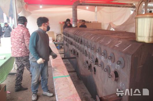 [화천=뉴시스]서백 기자=주말을 맞은 11일 화천산천어축제장을 수많은 가족 단위 관광객들이 찾은 가운데 산천어 얼음낚시터 옆에는 잡아 온 산천어를 굽는 분들의 일손도 바빠지고 있다. 2026.1.11. syi23@newsis.com