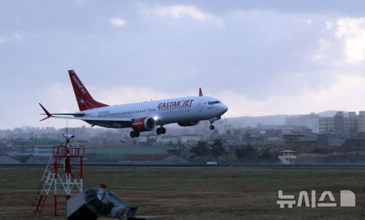 [제주=뉴시스] 우장호 기자 = 강풍특보가 발효된 11일 오전 제주국제공항 활주로에서 착륙을 앞둔 항공기 기체가 바람에 휘청이고 있다. 기상청에 따르면 제주도는 12일 새벽까지 바람이 초속 20m(산지 25m) 이상으로 강하게 불어 항공기 운항에 차질이 예상된다. 2026.01.11. woo1223@newsis.com