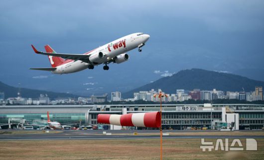 [제주=뉴시스] 우장호 기자 = 강풍특보가 발효된 11일 오전 제주국제공항 활주로에서 항공기가 강한 바람을 뚦고 이륙하고 있다. 기상청에 따르면 제주도는 12일 새벽까지 바람이 초속 20m(산지 25m) 이상으로 강하게 불어 항공기 운항에 차질이 예상된다. 2026.01.11. woo1223@newsis.com