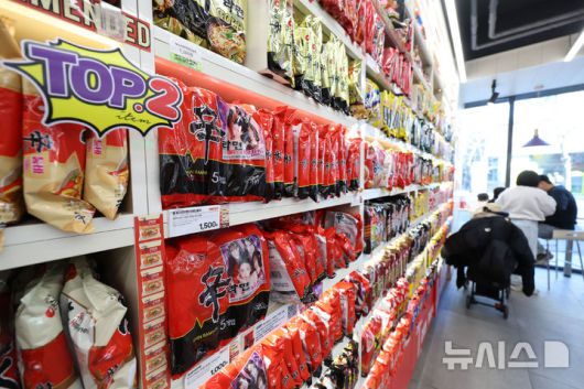 [서울=뉴시스] 권창회 기자 = 사진은 11일 서울 마포구 CU 홍대상상점에 진열된 라면. 2026.01.11. kch0523@newsis.com