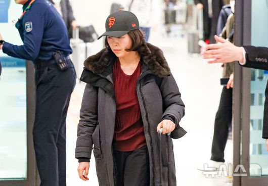 [인천공항=뉴시스] 조성우 기자 = 2022년 지방선거를 앞두고 강선우 무소속 의원에게 '공천헌금' 1억원을 건넨 의혹을 받는 김경 서울시의원이 11일 오후 인천국제공항 제1여객터미널을 통해 귀국하고 있다. 2026.01.11. xconfind@newsis.com