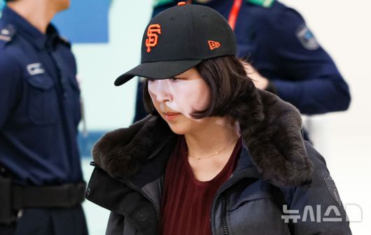 [인천공항=뉴시스] 조성우 기자 = 2022년 지방선거를 앞두고 강선우 무소속 의원에게 '공천헌금' 1억원을 건넨 의혹을 받는 김경 서울시의원이 11일 오후 인천국제공항 제1여객터미널을 통해 귀국하고 있다. 2026.01.11. xconfind@newsis.com