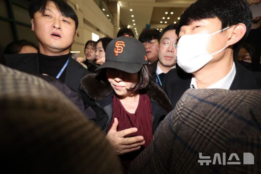 [인천공항=뉴시스] 조성우 기자 = 2022년 지방선거를 앞두고 강선우 무소속 의원에게 '공천헌금' 1억원을 건넨 의혹을 받는 김경 서울시의원이 11일 오후 인천국제공항 제1여객터미널을 통해 귀국하고 있다. 2026.01.11. xconfind@newsis.com