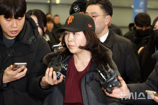 [인천공항=뉴시스] 조성우 기자 = 2022년 지방선거를 앞두고 강선우 무소속 의원에게 '공천헌금' 1억원을 건넨 의혹을 받는 김경 서울시의원이 11일 오후 인천국제공항 제2여객터미널을 통해 귀국하고 있다. 2026.01.11. xconfind@newsis.com