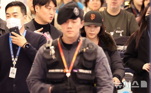 [인천공항=뉴시스] 조성우 기자 = 2022년 지방선거를 앞두고 강선우 무소속 의원에게 '공천헌금' 1억원을 건넨 의혹을 받는 김경 서울시의원이 11일 오후 인천국제공항 제2여객터미널을 통해 귀국하고 있다. 2026.01.11. xconfind@newsis.com