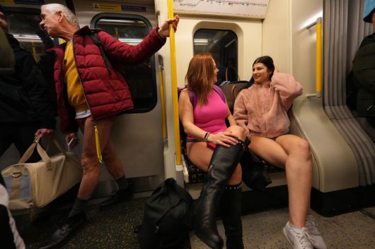 [런던=AP/뉴시스] 11일(현지 시간) 영국 런던에서 연례 '바지 안 입고 지하철 타기'(No Trousers Tube Ride) 행사가 열려 바지를 입지 않은 승객들이 지하철을 이용하고 있다. 2002년 미국 뉴욕에서 시작된 이 행사는 세계로 퍼져나가 매년 1월 세계 각지에서 열리는 국제 행사로 자리 잡았다. 2026.01.12.
