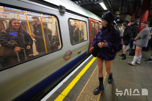 [런던=AP/뉴시스] 11일(현지 시간) 영국 런던에서 연례 '바지 안 입고 지하철 타기'(No Trousers Tube Ride) 행사가 열려 바지를 입지 않은 승객들이 지하철을 이용하고 있다. 2002년 미국 뉴욕에서 시작된 이 행사는 세계로 퍼져나가 매년 1월 세계 각지에서 열리는 국제 행사로 자리 잡았다. 2026.01.12.