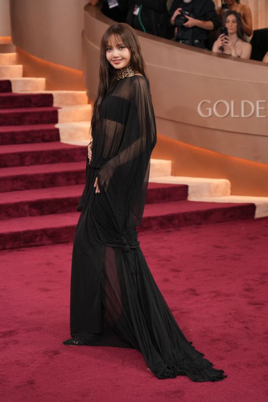 [베벌리힐스=AP/뉴시스] 블랙핑크 리사가 11일(현지 시간) 미 캘리포니아주 베벌리힐스의 베벌리 힐튼에서 열리는 제83회 골든글로브 시상식에 도착해 포토타임을 갖고 있다. 리사는 이번 시상식에서 시상자로 나선다. 2026.01.12.