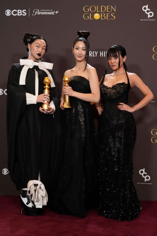 [베벌리힐스=AP/뉴시스] 가수이자 작곡가 이재(EJAE, 가운데)가 11일(현지 시간) 미 캘리포니아주 로스앤젤레스 베벌리힐스의 베벌리 힐튼에서 열린 제83회 골든글로브 시상식에서 케이팝 데몬 헌터스(케데헌) 주제가 '골든'으로 최우수 주제가상을 받은 후 기자실에서 오드리 누나(왼쪽), 레이 아미와 함께 기념 촬영하고 있다. 2026.01.12.