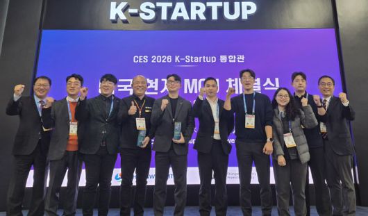 [창원=뉴시스] 강경국 기자 = 장금용 경남 창원시장 권한대행(왼쪽 첫번째)과 최형두 국회의원(오른쪽 첫번째)이 지난 6일부터 9일까지 미국 라스베이거스에서 열린 CES2026 전시회장을 방문해 참가 기업 및 대학생 서포터즈와 간담회를 갖고 있다. (사진=창원시청 제공). 2026.01.12. photo@newsis.com *재판매 및 DB 금지