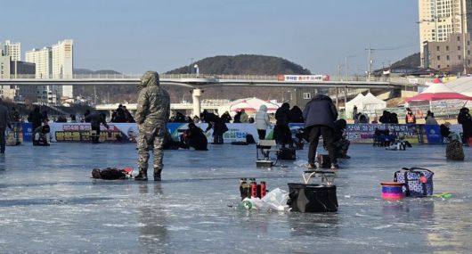 [춘천=뉴시스] 12일 강원특별자치도는 도 내 대규모 겨울 축제에 대한 체계적인 안전관리를 통해 강원관광 1번지로서의 위상을 한층 강화하겠다고 12일 밝혔다. 이번 조치는 도 내 겨울철 축제가 추위와 빙판 환경에서 개최되는 특성을 고려해, 도 내에서 열리 화천 산천어 축제와 평창 송어 축제, 홍천강 꽁꽁 축제, 철원 한탄강 얼음 트레킹 축제, 태백산 눈 축제, 대관령 눈꽃 축제 등 도 내 대표 겨울 축제 6개소가 대상이다. 사진은 올해 개막된 홍천강 꽁꽁축제징의 얼음 낚시 모습. syi23@newsis.com *재판매 및 DB 금지