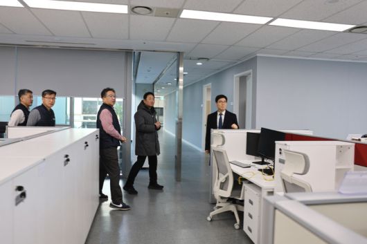 [세종=뉴시스] 한국남부발전은 지난 9일 서성재 남부발전 기술안전부사장이 고양창릉복합건설본부를 방문했다고 12일 밝혔다. (사진=남부발전 제공) 2025.01.12. photo@newsis.com *재판매 및 DB 금지