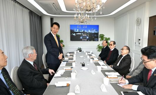 [서울=뉴시스] 오세훈 서울시장이 12일(월) 파트너스하우스에서 국민의힘 상임고문단과 신념간담회를 갖고 서울시의 미래 발전방안과 당의 역할 등에 대해 의견을 나누고 있다. 2026.01.12. (사진=서울시 제공) *재판매 및 DB 금지