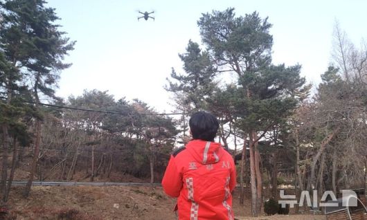 [포항=뉴시스] = 포항시 푸른도시사업단 녹지과 직원이 드론을 활용한 산불 대응 훈련. 2026.01.12. photo@newsis.com
