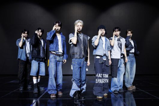 [서울=뉴시스] 신인 그룹 '알파드라이브원'이 12일 서울 용산구 블루스퀘어에서 열린 데뷔 쇼케이스에서 포즈를 취하고 있다. (사진=웨이크원 제공) 2026.01.12. photo@newsis.com *재판매 및 DB 금지