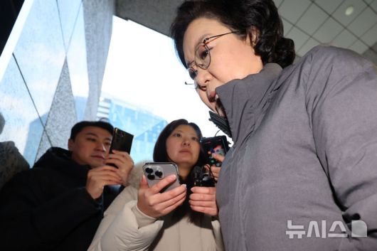 [서울=뉴시스] 권창회 기자 = 이혜훈 기획예산처 장관 후보자가 12일 서울 중구 예금보험공사에 마련된 청문회 준비 사무실로 출근하고 있다. 2025.01.12. kch0523@newsis.com