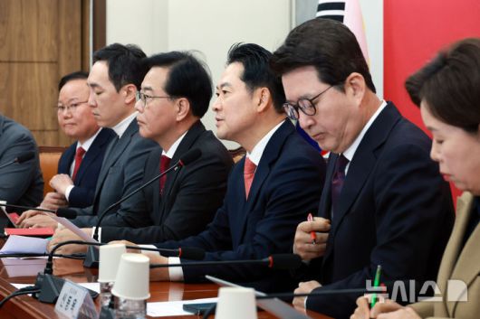 [서울=뉴시스] 고승민 기자 = 장동혁 국민의힘 대표가 12일 서울 여의도 국회에서 열린 최고위원회의에서 발언하고 있다. 2026.01.12. kkssmm99@newsis.com