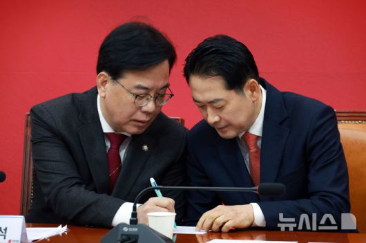 [서울=뉴시스] 고승민 기자 = 장동혁 국민의힘 대표와 송언석 원내대표가 12일 서울 여의도 국회에서 열린 최고위원회의에서 대화하고 있다. 2026.01.12. kkssmm99@newsis.com
