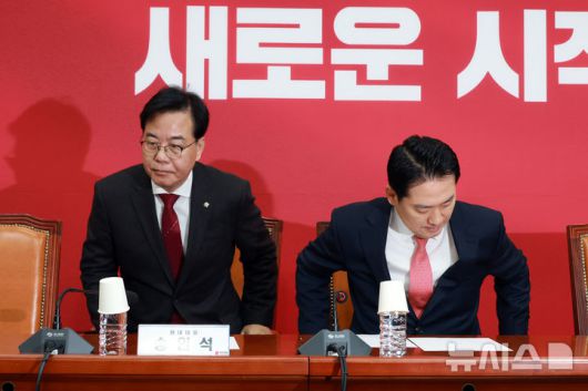 [서울=뉴시스] 고승민 기자 = 장동혁 국민의힘 대표와 송언석 원내대표가 12일 서울 여의도 국회에서 열린 최고위원회의에 참석하고 있다. 2026.01.12. kkssmm99@newsis.com