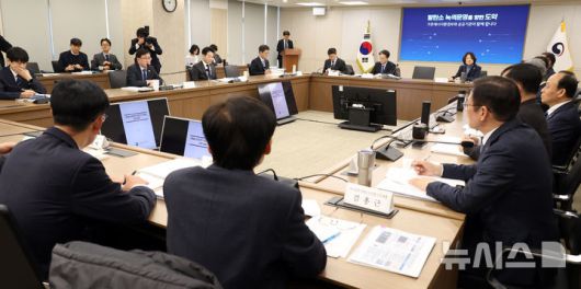 [세종=뉴시스] 강종민 기자 = 김성환 기후에너지환경부 장관이 12일 세종시 정부세종청사에서 열린 기후부 산하기관 업무보고에서 모두발언을 하고 있다. 2026.01.12. ppkjm@newsis.com