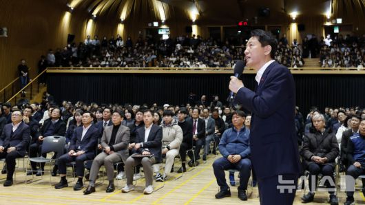 [서울=뉴시스] 김혜진 기자 = 오세훈 서울시장이 12일 서울 중구 서울시청에서 열린 2026년도 신년 직원정례조례에서 서울시 창의 행정이 나아가야 할 방향에 대해 특강을 하고 있다. 2026.01.12. jini@newsis.com
