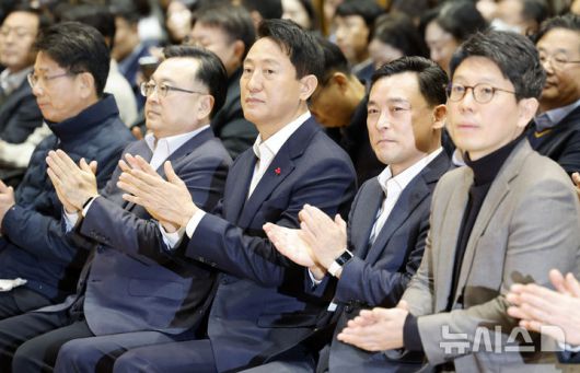 [서울=뉴시스] 김혜진 기자 = 오세훈(왼쪽 세번째) 서울시장이 12일 서울 중구 서울시청에서 열린 2026년도 신년 직원정례조례에서 박수를 치고 있다. 2026.01.12. jini@newsis.com