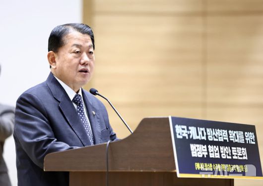 [서울=뉴시스] 김명년 기자 = 김병주 더불어민주당 의원이 12일 오전 서울 여의도 국회 의원회관에서 열린 한국-캐나다 방산협력 확대를 위한 범정부 협업 방안 토론회에서 환영사하고 있다. 2026.01.12. lmn@newsis.com