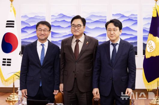 [서울=뉴시스] 조성봉 기자 = 한병도 더불어민주당 원내대표가 12일 오전 서울 여의도 국회에서 우원식 국회의장을 예방하고 기념촬영을 하고 있다. 오른쪽은 천준호 신임 원내운영수석부대표. (공동취재) 2026.01.12. photo@newsis.com