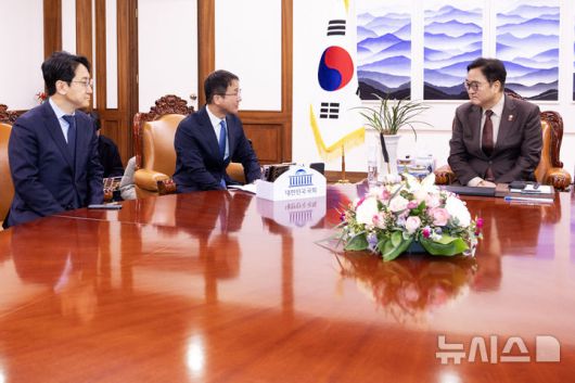 [서울=뉴시스] 조성봉 기자 = 한병도 더불어민주당 원내대표가 12일 오전 서울 여의도 국회에서 우원식 국회의장을 예방해 대화를 하고 있다. 왼쪽은 천준호 원내운영수석부대표. (공동취재) 2026.01.12. photo@newsis.com