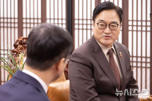 [서울=뉴시스] 조성봉 기자 = 우원식 국회의장이 12일 오전 서울 여의도 국회에서 한병도 더불어민주당 원내대표의 예방을 받아 대화를 하고 있다. (공동취재) 2026.01.12. photo@newsis.com